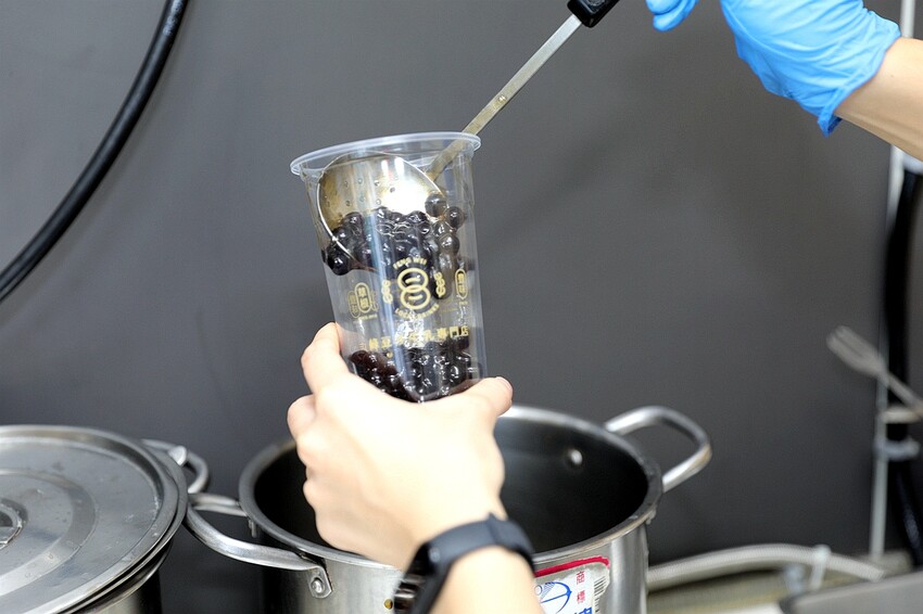 綠豆控喝起來！真材實料 採用崙背鮮乳 綿密滑順的綠豆沙牛奶 濃郁香醇超對味