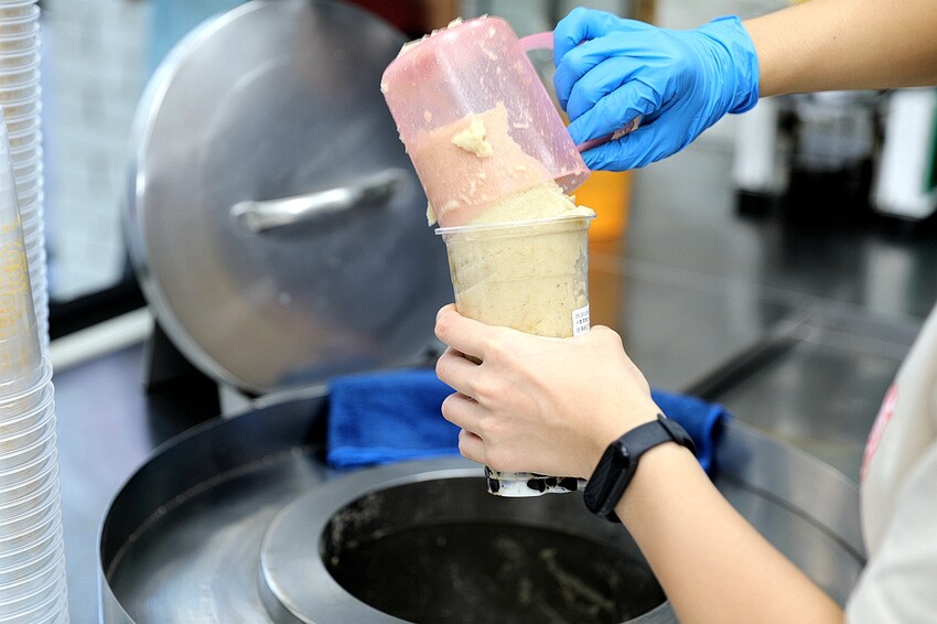 綠豆控喝起來！真材實料 採用崙背鮮乳 綿密滑順的綠豆沙牛奶 濃郁香醇超對味