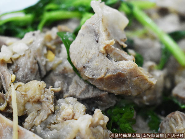 吉切仔麵16-九層塔炒骨肉特寫.JPG