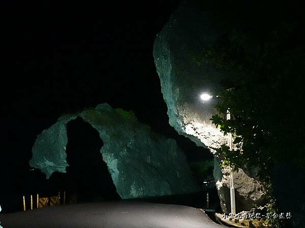 夜間-小琉球觀音石.jpg