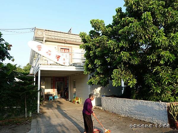 阿嬤早起掃地-番仔厝民宿.jpg