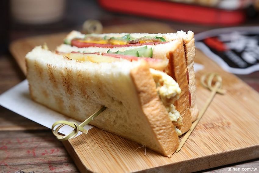 夯胖日式炭烤吐司-台南總店~台南宵夜不是只有牛肉湯!宵夜吃炸牛排、炸蝦口味的碳烤吐司正夯! - 台南好Food遊