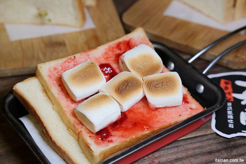 夯胖日式炭烤吐司-台南總店~台南宵夜不是只有牛肉湯!宵夜吃炸牛排、炸蝦口味的碳烤吐司正夯! - 台南好Food遊