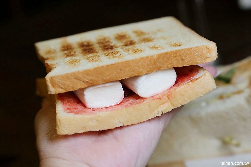 夯胖日式炭烤吐司-台南總店~台南宵夜不是只有牛肉湯!宵夜吃炸牛排、炸蝦口味的碳烤吐司正夯! - 台南好Food遊