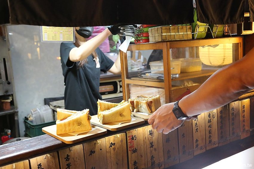 夯胖日式炭烤吐司-台南總店~台南宵夜不是只有牛肉湯!宵夜吃炸牛排、炸蝦口味的碳烤吐司正夯! - 台南好Food遊