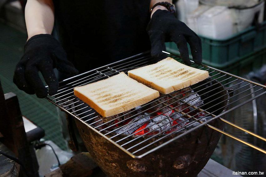 夯胖日式炭烤吐司-台南總店~台南宵夜不是只有牛肉湯!宵夜吃炸牛排、炸蝦口味的碳烤吐司正夯! - 台南好Food遊