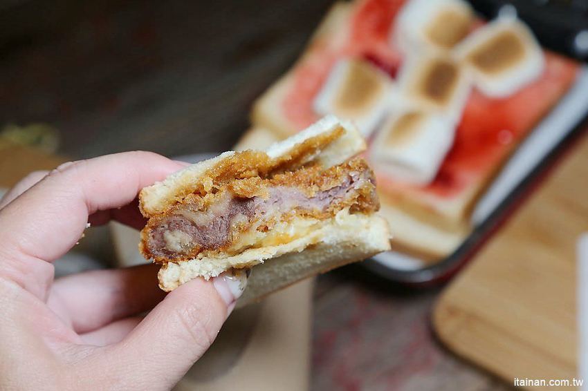 夯胖日式炭烤吐司-台南總店~台南宵夜不是只有牛肉湯!宵夜吃炸牛排、炸蝦口味的碳烤吐司正夯! - 台南好Food遊