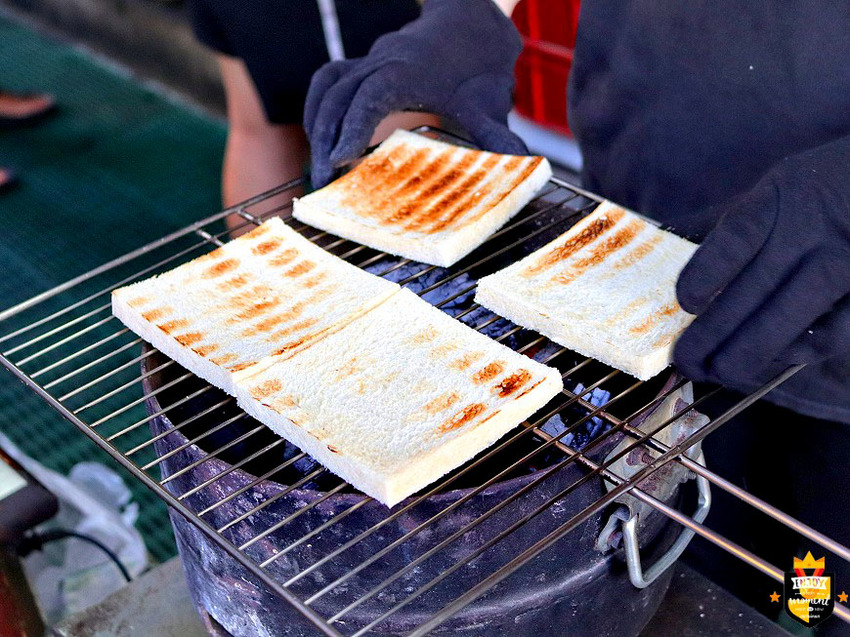 台南炭烤吐司專賣店／使用木炭現點現烤／全台首創獨家新口味／嚴選食材當天備料製作／全台南最多口味／深夜食堂宵夜新選擇