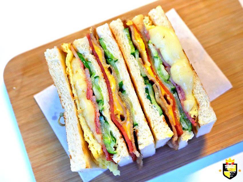 台南炭烤吐司專賣店／使用木炭現點現烤／全台首創獨家新口味／嚴選食材當天備料製作／全台南最多口味／深夜食堂宵夜新選擇