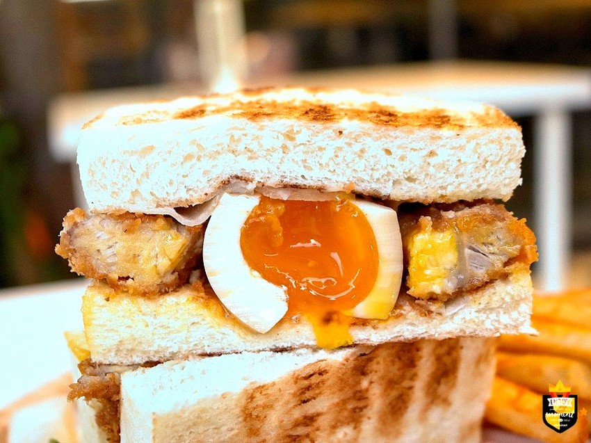 台南炭烤吐司專賣店／使用木炭現點現烤／全台首創獨家新口味／嚴選食材當天備料製作／全台南最多口味／深夜食堂宵夜新選擇