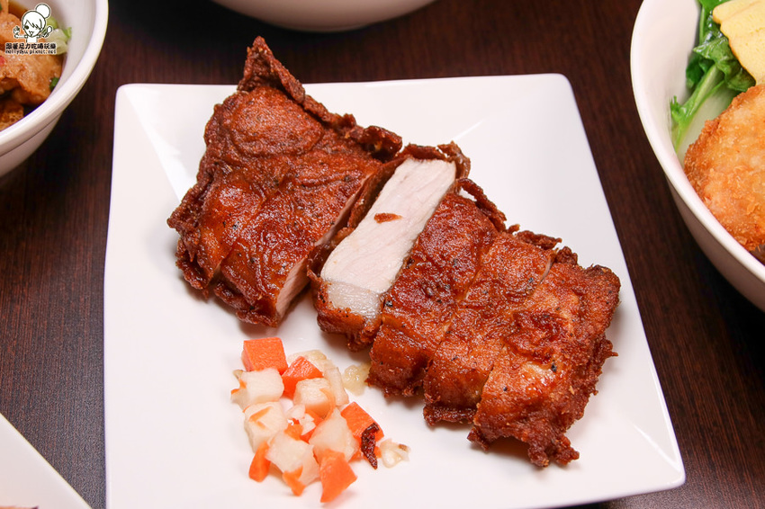 獨家特製風味之鋒勝 豚王豬排亭,必吃 打狗町炸豬排、鋒勝老兵咖哩、鮮味炸海老 - 跟著尼力吃喝玩樂&親子生活