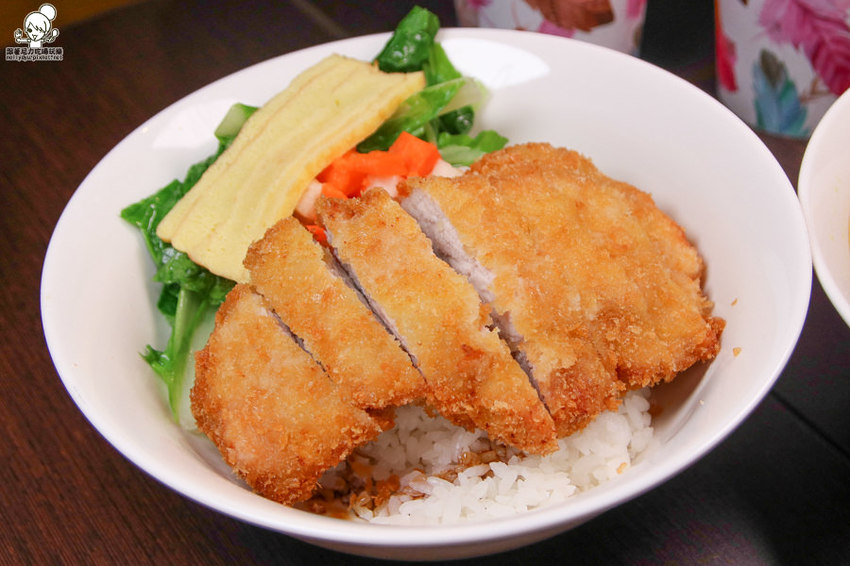 獨家特製風味之鋒勝 豚王豬排亭,必吃 打狗町炸豬排、鋒勝老兵咖哩、鮮味炸海老 - 跟著尼力吃喝玩樂&親子生活