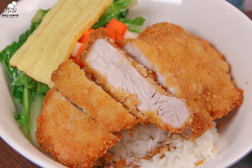 獨家特製風味之鋒勝 豚王豬排亭,必吃 打狗町炸豬排、鋒勝老兵咖哩、鮮味炸海老 - 跟著尼力吃喝玩樂&親子生活