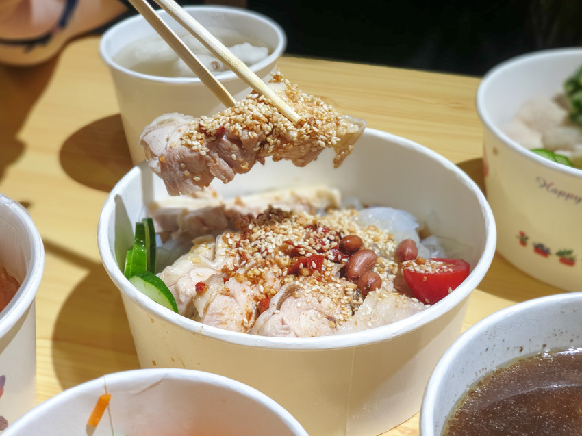 高雄美食||虎爺雞飯-夏天來份海南雞與口水雞飯，雞肉鮮嫩又清爽||左營區、海南雞飯