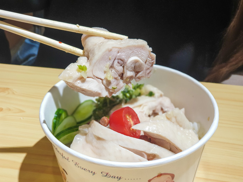 高雄美食||虎爺雞飯-夏天來份海南雞與口水雞飯，雞肉鮮嫩又清爽||左營區、海南雞飯