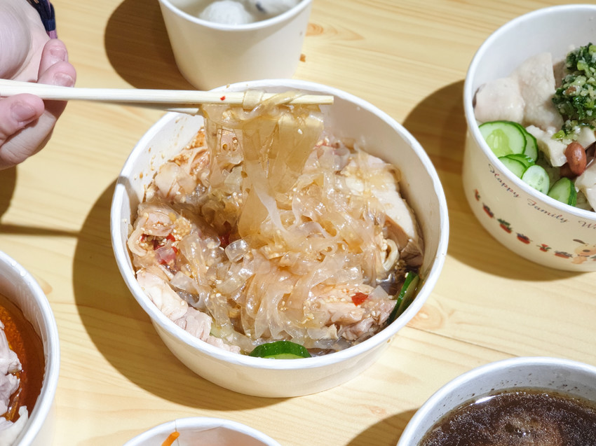 高雄美食||虎爺雞飯-夏天來份海南雞與口水雞飯，雞肉鮮嫩又清爽||左營區、海南雞飯