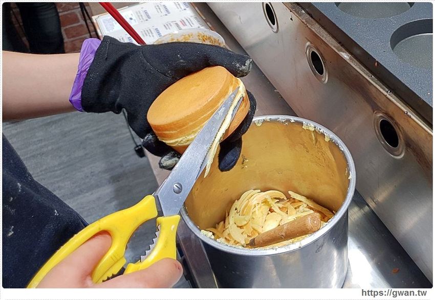 桃園人氣車輪餅來逢甲~買一送一人潮橫跨三店面,初一十五還有限定發財餅!