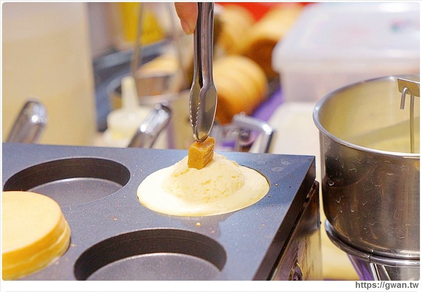 桃園人氣車輪餅來逢甲~買一送一人潮橫跨三店面,初一十五還有限定發財餅!