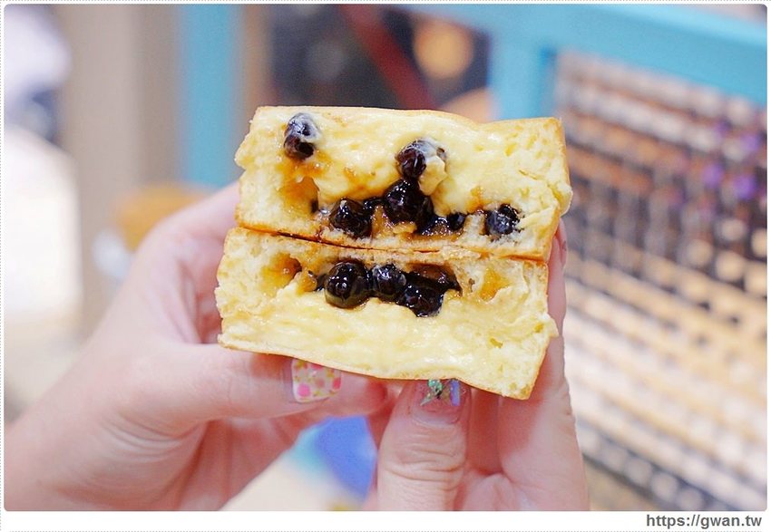 桃園人氣車輪餅來逢甲~買一送一人潮橫跨三店面,初一十五還有限定發財餅!