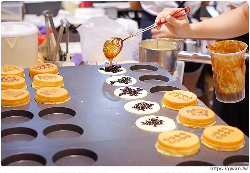 桃園人氣車輪餅來逢甲~買一送一人潮橫跨三店面,初一十五還有限定發財餅!