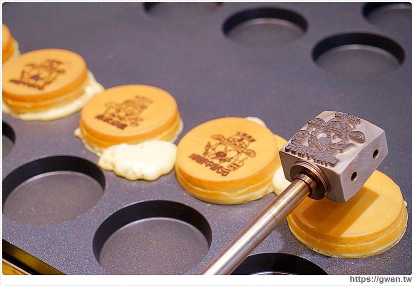 桃園人氣車輪餅來逢甲~買一送一人潮橫跨三店面,初一十五還有限定發財餅!