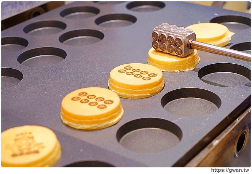 桃園人氣車輪餅來逢甲~買一送一人潮橫跨三店面,初一十五還有限定發財餅!