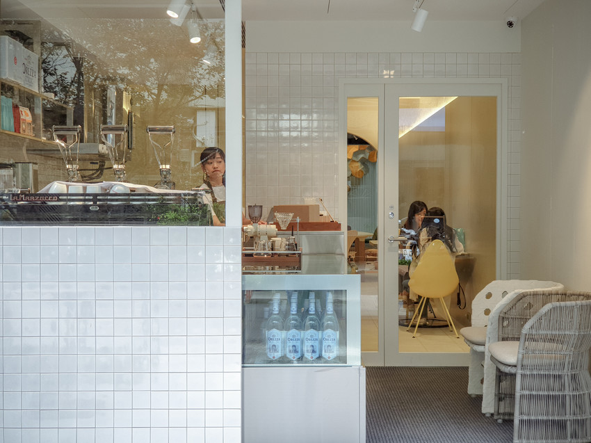 高雄美食||Space Café-﻿設計型的咖啡館，最適合待上整個午後||新興區、不限時咖啡廳