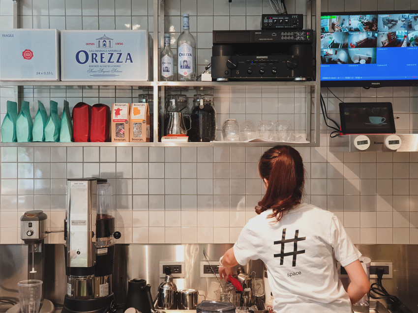 高雄美食||Space Café-﻿設計型的咖啡館，最適合待上整個午後||新興區、不限時咖啡廳