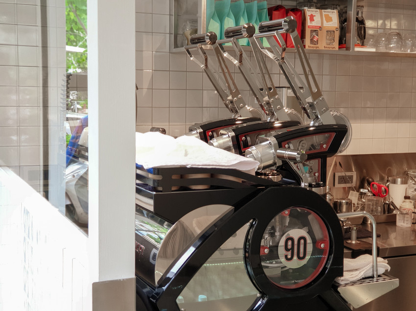 高雄美食||Space Café-﻿設計型的咖啡館，最適合待上整個午後||新興區、不限時咖啡廳