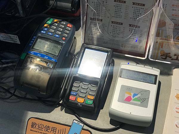 （台中健康飲）墨耳飲品（金典店)－材實料營養好喝飲品！黑木耳白木耳都好好喔！再來份現烤披薩，金典商場必吃下午茶！墨忘初衷。墨耳飲品