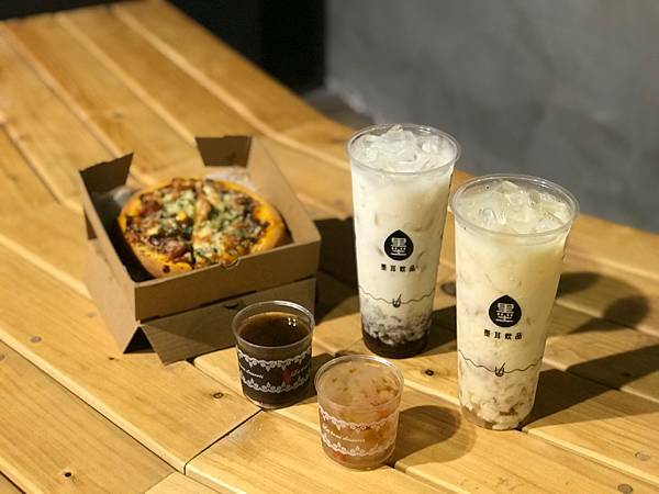 （台中健康飲）墨耳飲品（金典店)－材實料營養好喝飲品！黑木耳白木耳都好好喔！再來份現烤披薩，金典商場必吃下午茶！墨忘初衷。墨耳飲品