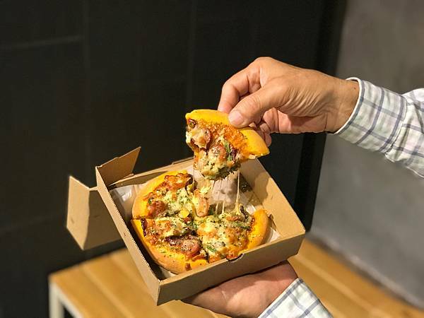 （台中健康飲）墨耳飲品（金典店)－材實料營養好喝飲品！黑木耳白木耳都好好喔！再來份現烤披薩，金典商場必吃下午茶！墨忘初衷。墨耳飲品