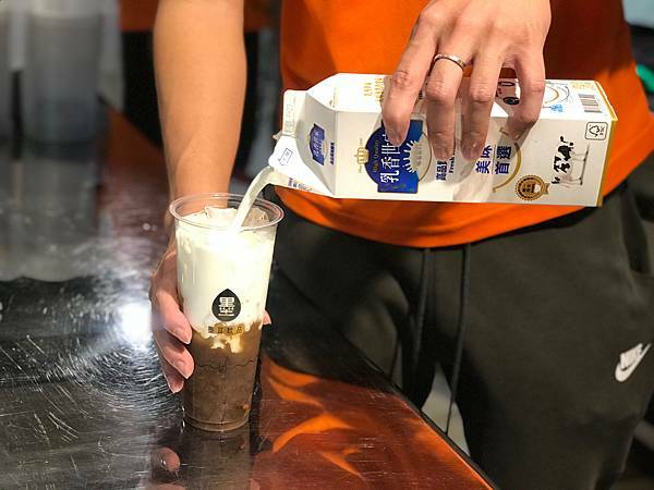 （台中健康飲）墨耳飲品（金典店)－材實料營養好喝飲品！黑木耳白木耳都好好喔！再來份現烤披薩，金典商場必吃下午茶！墨忘初衷。墨耳飲品