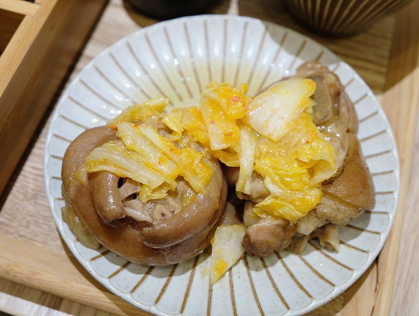 吃光食堂豬腳