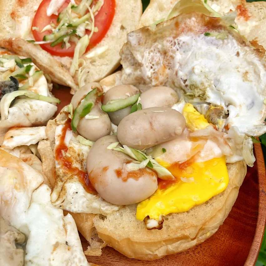 台南早餐店就是狂竟賣著 「雞佛蛋餅」「 蚵仔漢堡 」一大早吃這麼補保證「並蹦叫」 蟹堡王早餐店浮誇無極限阿 | 小白只饗ㄔ美食