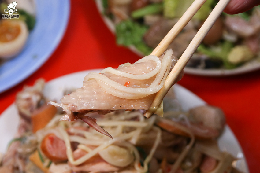 南霸天起家的鮮鹽堂泰式鹽水雞，獨門醬料虜獲老饕味蕾、食材再升級｜必吃冰鮮土公雞 - 跟著尼力吃喝玩樂＆親子生活