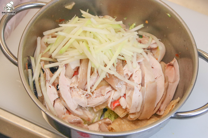 南霸天起家的鮮鹽堂泰式鹽水雞，獨門醬料虜獲老饕味蕾、食材再升級｜必吃冰鮮土公雞 - 跟著尼力吃喝玩樂＆親子生活