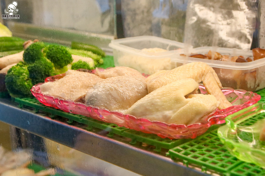 南霸天起家的鮮鹽堂泰式鹽水雞，獨門醬料虜獲老饕味蕾、食材再升級｜必吃冰鮮土公雞 - 跟著尼力吃喝玩樂＆親子生活