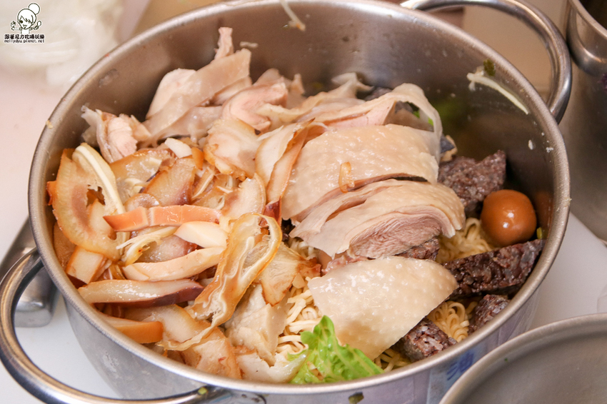 南霸天起家的鮮鹽堂泰式鹽水雞，獨門醬料虜獲老饕味蕾、食材再升級｜必吃冰鮮土公雞 - 跟著尼力吃喝玩樂＆親子生活