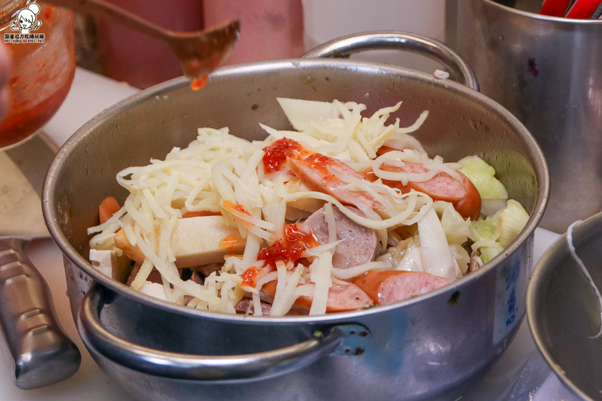 南霸天起家的鮮鹽堂泰式鹽水雞，獨門醬料虜獲老饕味蕾、食材再升級｜必吃冰鮮土公雞 - 跟著尼力吃喝玩樂＆親子生活