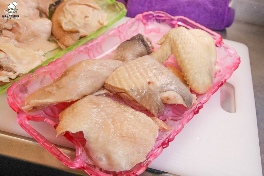 南霸天起家的鮮鹽堂泰式鹽水雞，獨門醬料虜獲老饕味蕾、食材再升級｜必吃冰鮮土公雞 - 跟著尼力吃喝玩樂＆親子生活