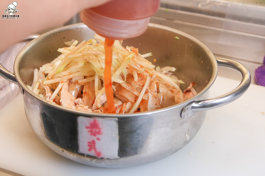 南霸天起家的鮮鹽堂泰式鹽水雞，獨門醬料虜獲老饕味蕾、食材再升級｜必吃冰鮮土公雞 - 跟著尼力吃喝玩樂＆親子生活
