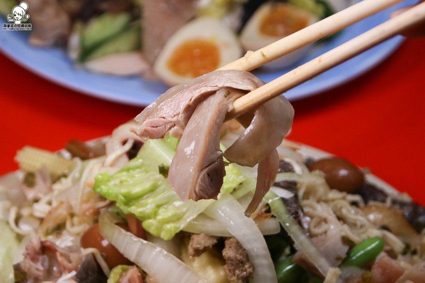 南霸天起家的鮮鹽堂泰式鹽水雞，獨門醬料虜獲老饕味蕾、食材再升級｜必吃冰鮮土公雞 - 跟著尼力吃喝玩樂＆親子生活