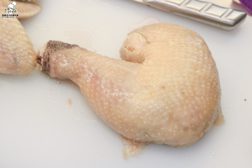 南霸天起家的鮮鹽堂泰式鹽水雞，獨門醬料虜獲老饕味蕾、食材再升級｜必吃冰鮮土公雞 - 跟著尼力吃喝玩樂＆親子生活