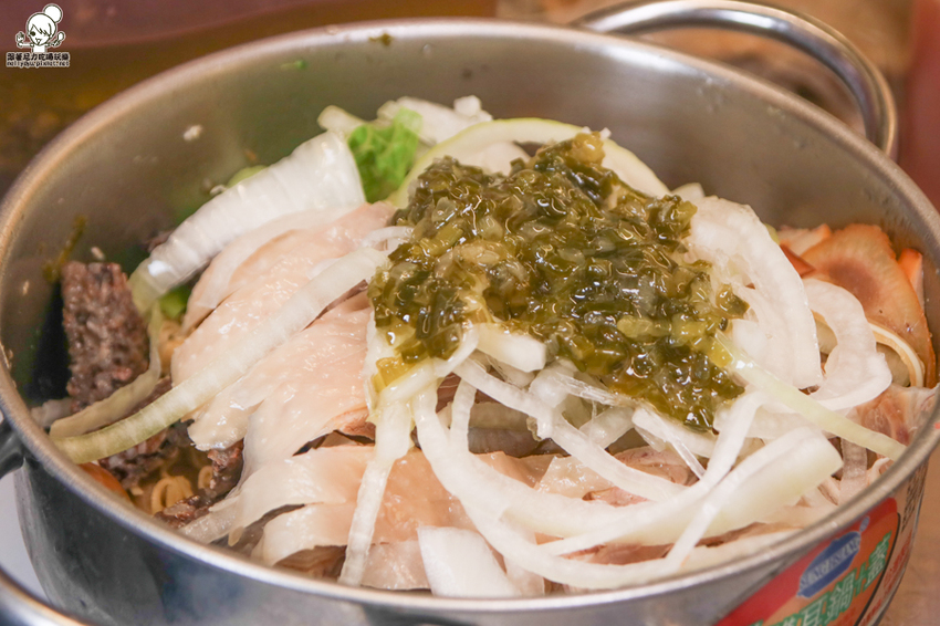 南霸天起家的鮮鹽堂泰式鹽水雞，獨門醬料虜獲老饕味蕾、食材再升級｜必吃冰鮮土公雞 - 跟著尼力吃喝玩樂＆親子生活