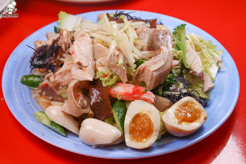 南霸天起家的鮮鹽堂泰式鹽水雞，獨門醬料虜獲老饕味蕾、食材再升級｜必吃冰鮮土公雞 - 跟著尼力吃喝玩樂＆親子生活