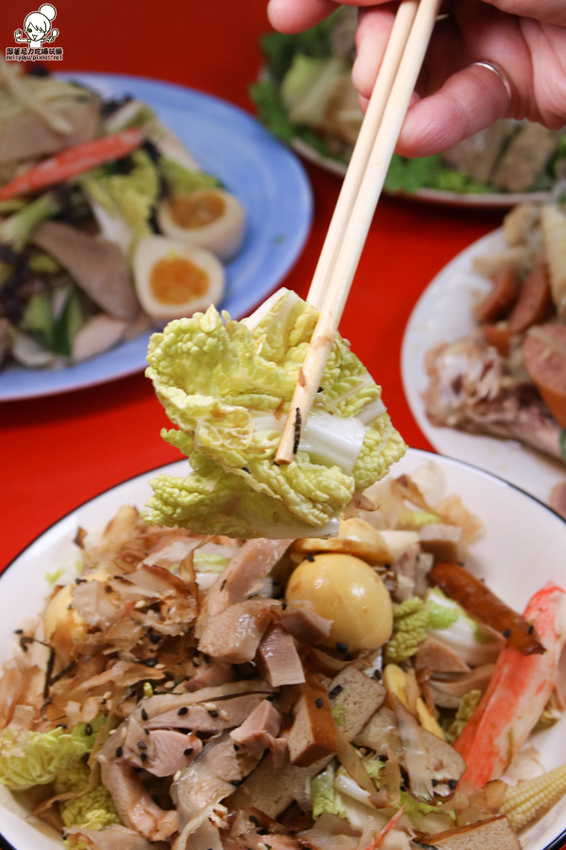 南霸天起家的鮮鹽堂泰式鹽水雞，獨門醬料虜獲老饕味蕾、食材再升級｜必吃冰鮮土公雞 - 跟著尼力吃喝玩樂＆親子生活