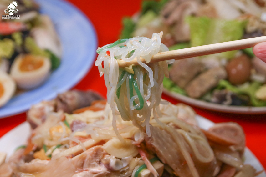 南霸天起家的鮮鹽堂泰式鹽水雞，獨門醬料虜獲老饕味蕾、食材再升級｜必吃冰鮮土公雞 - 跟著尼力吃喝玩樂＆親子生活