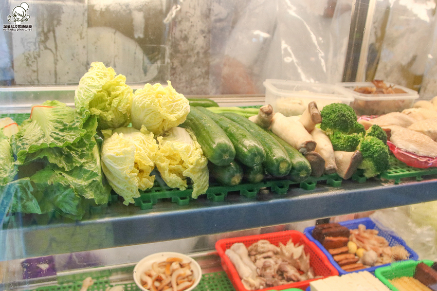 南霸天起家的鮮鹽堂泰式鹽水雞，獨門醬料虜獲老饕味蕾、食材再升級｜必吃冰鮮土公雞 - 跟著尼力吃喝玩樂＆親子生活