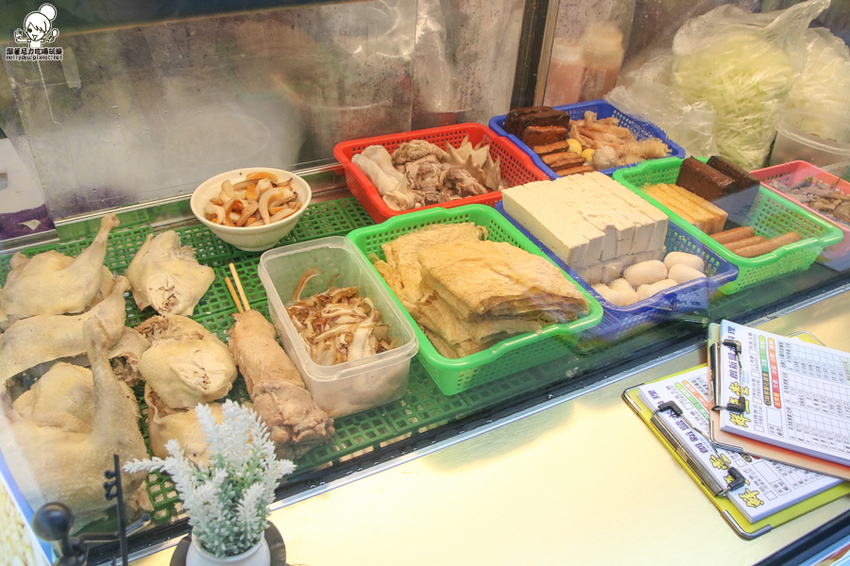 南霸天起家的鮮鹽堂泰式鹽水雞，獨門醬料虜獲老饕味蕾、食材再升級｜必吃冰鮮土公雞 - 跟著尼力吃喝玩樂＆親子生活